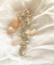 Load image into Gallery viewer, Sliver long wedding comb with crystals
